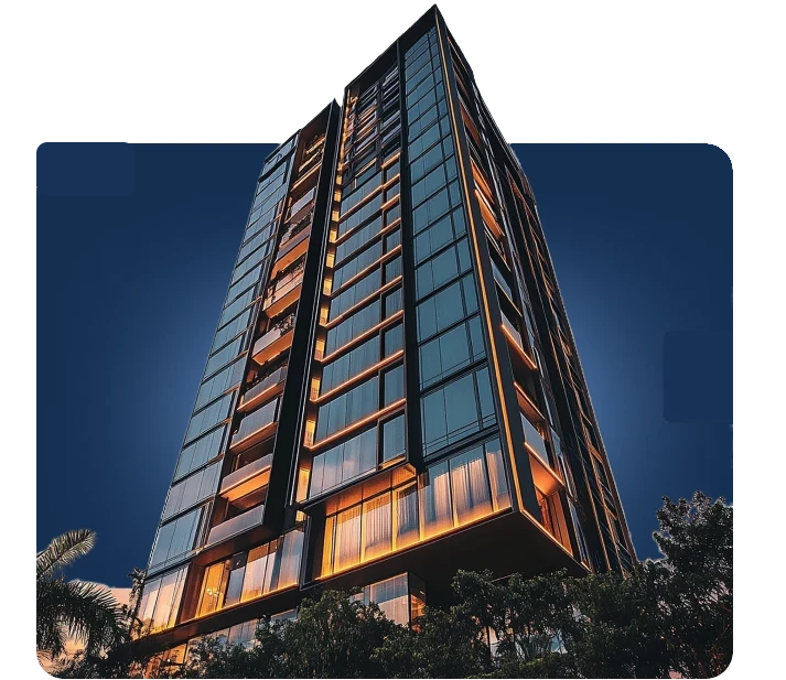 Edifício de alto padrão iluminado ao anoitecer